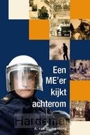 Een me'er kijkt achterom